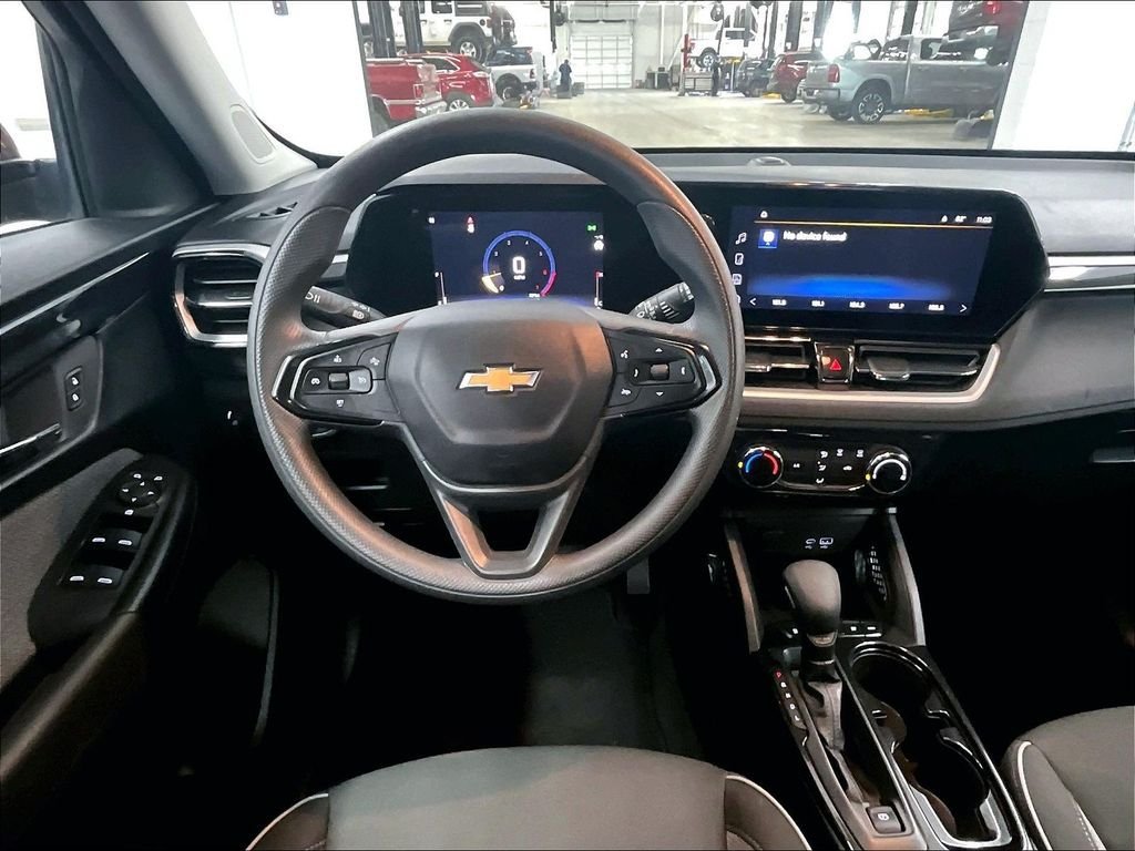 Used 2025 Chevrolet TrailBlazer LT AWD/4WD image 17