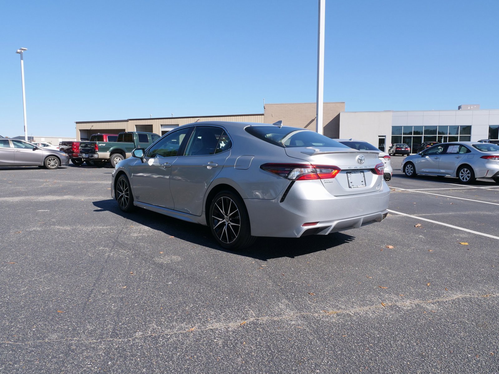 Used 2022 Toyota Camry SE w/ Convenience Package image 6