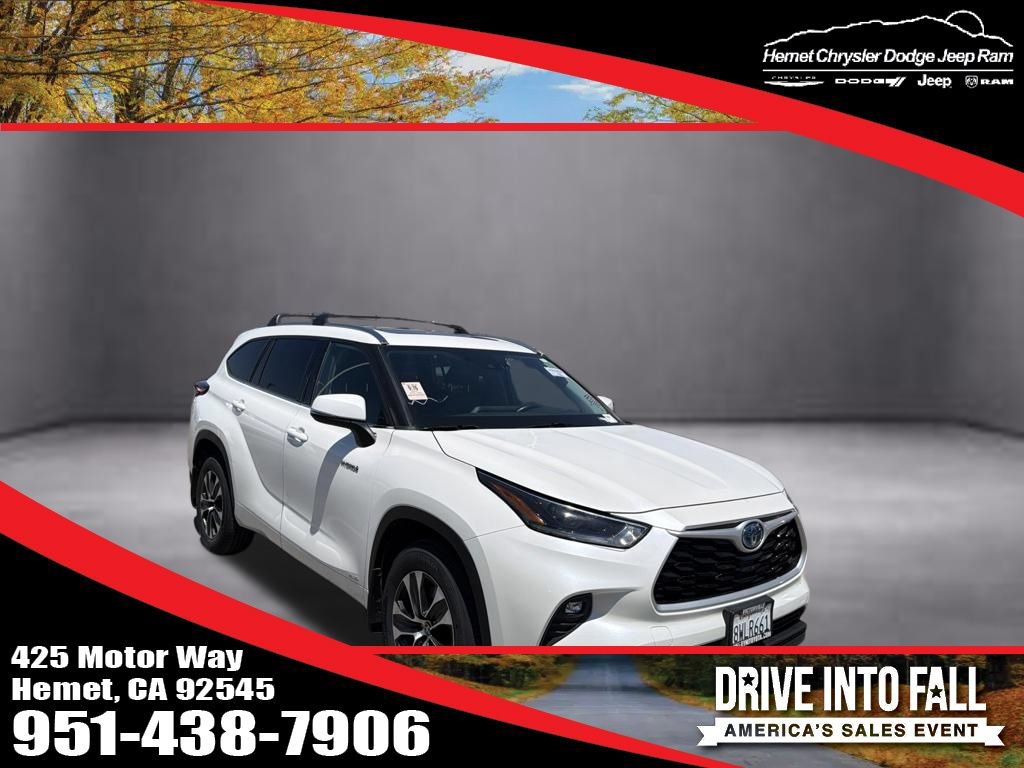 Used 2021 Toyota Highlander XLE AWD/4WD image 1