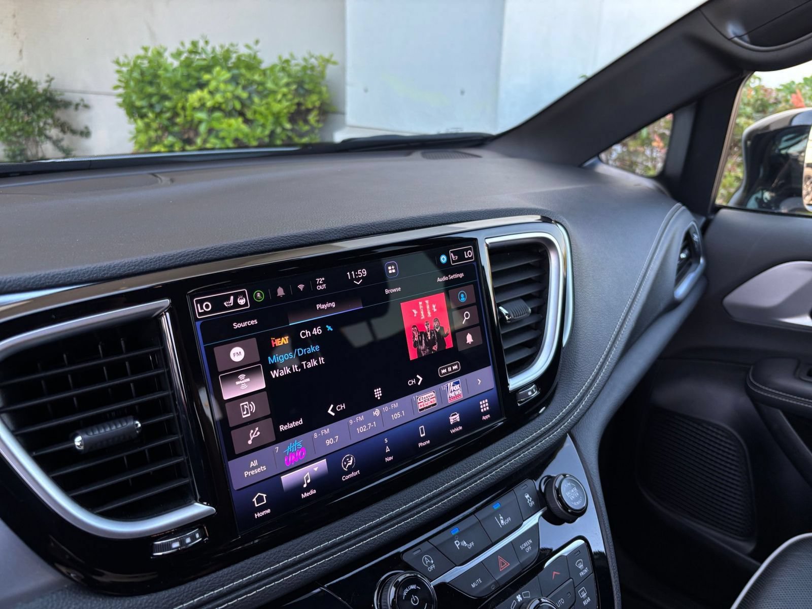 Used 2025 Chrysler Pacifica Limited FWD image 20