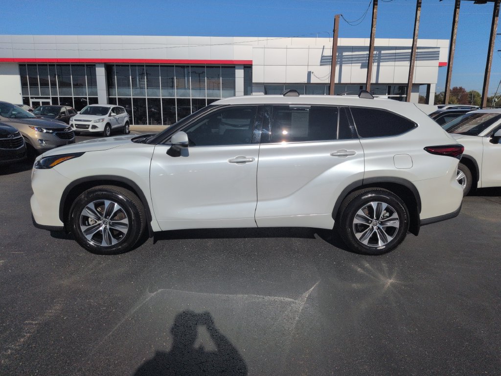Certified 2022 Toyota Highlander XLE AWD/4WD image 2