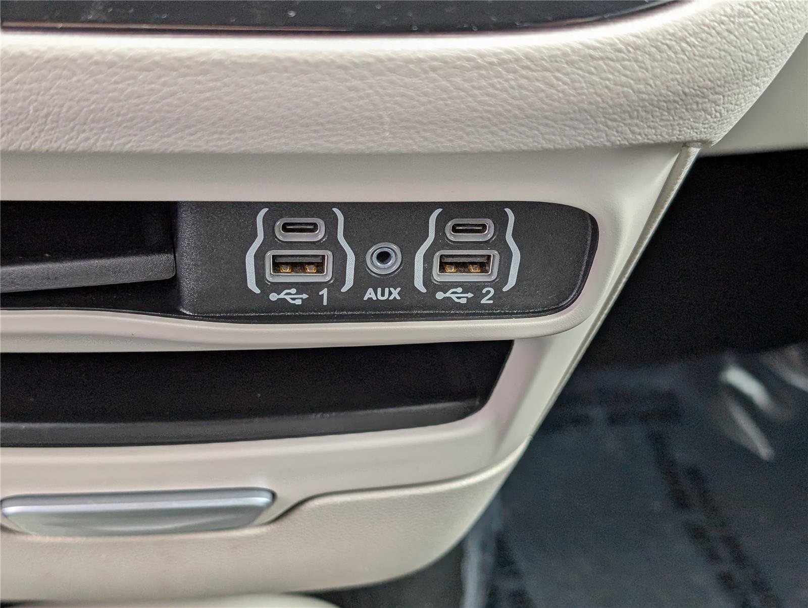 Used 2024 Chrysler Pacifica Touring-L image 25