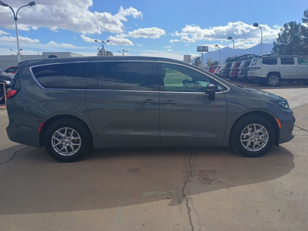 New 2025 Chrysler Pacifica Select image 4