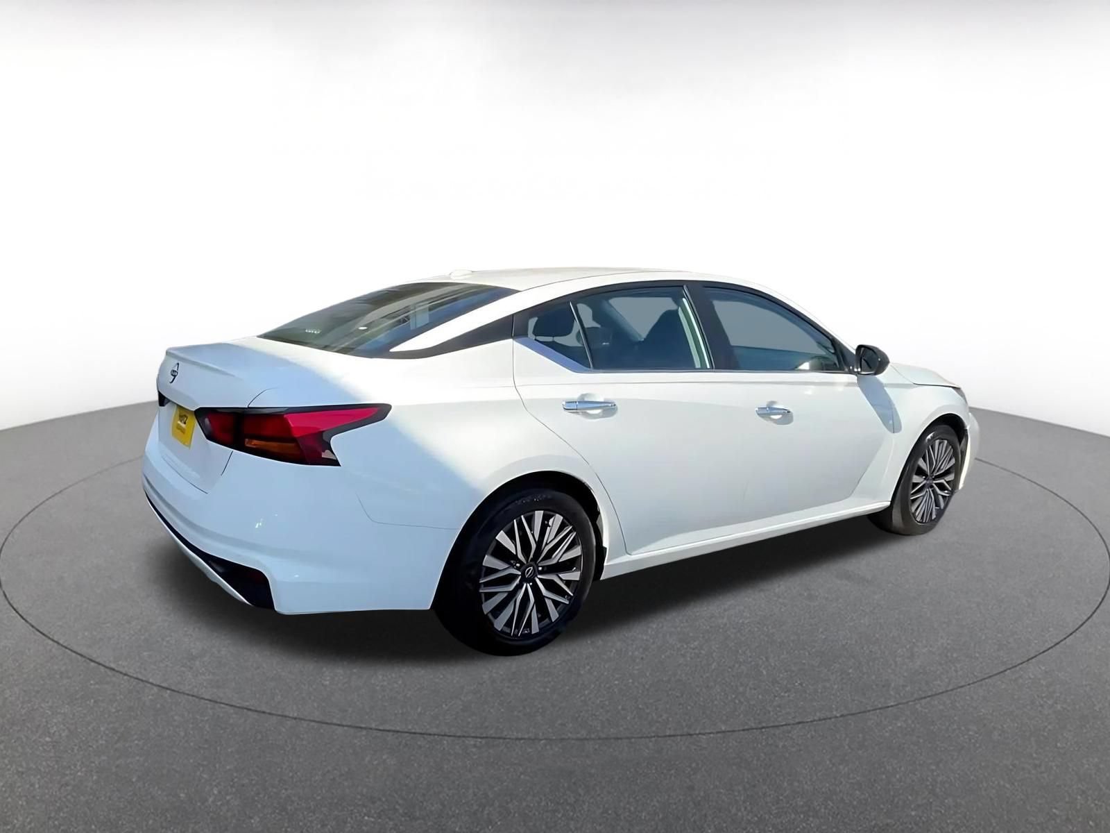 Used 2025 Nissan Altima 2.5 SV FWD image 15