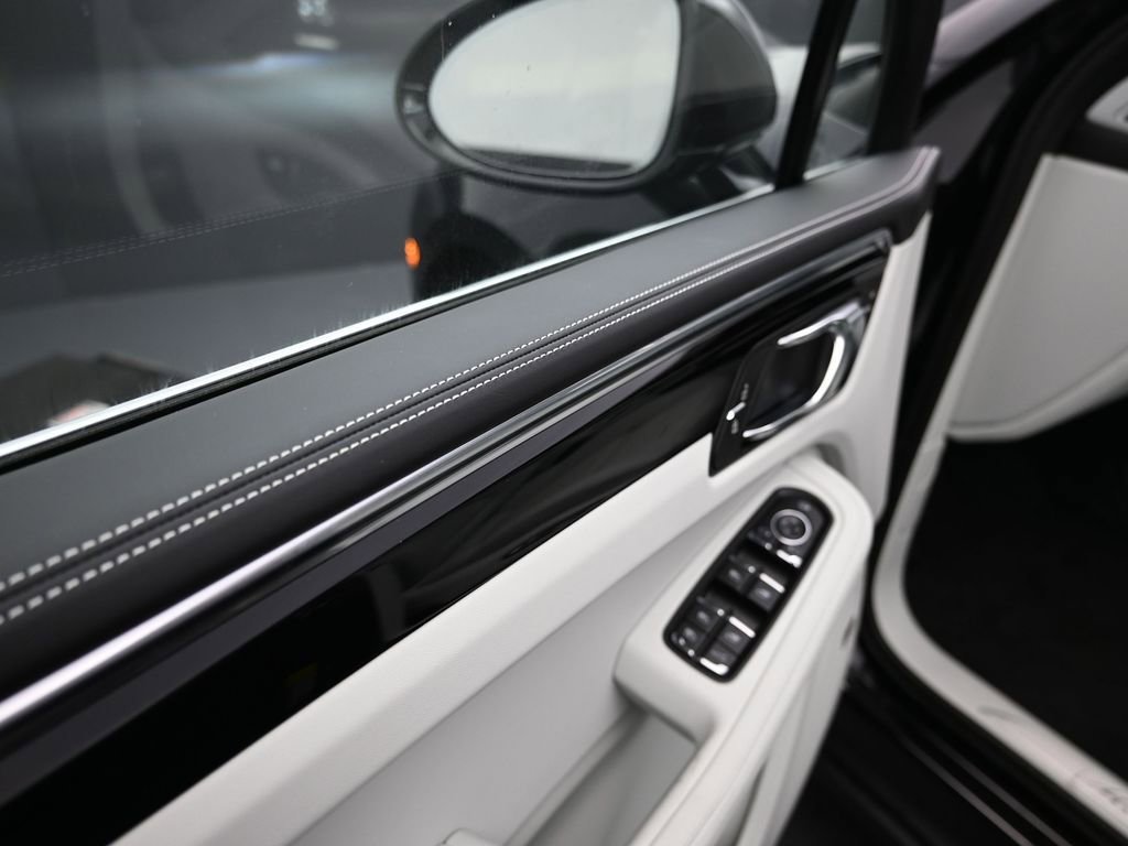 Used 2025 Porsche Macan S AWD/4WD image 11