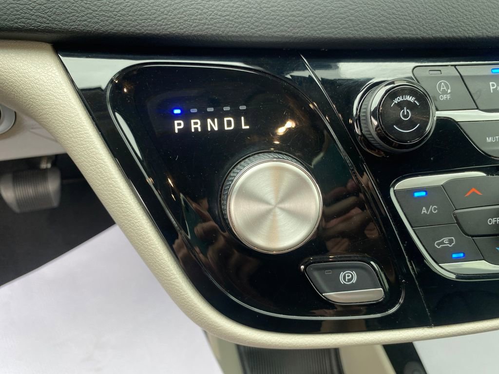 Used 2023 Chrysler Pacifica Touring-L FWD image 24