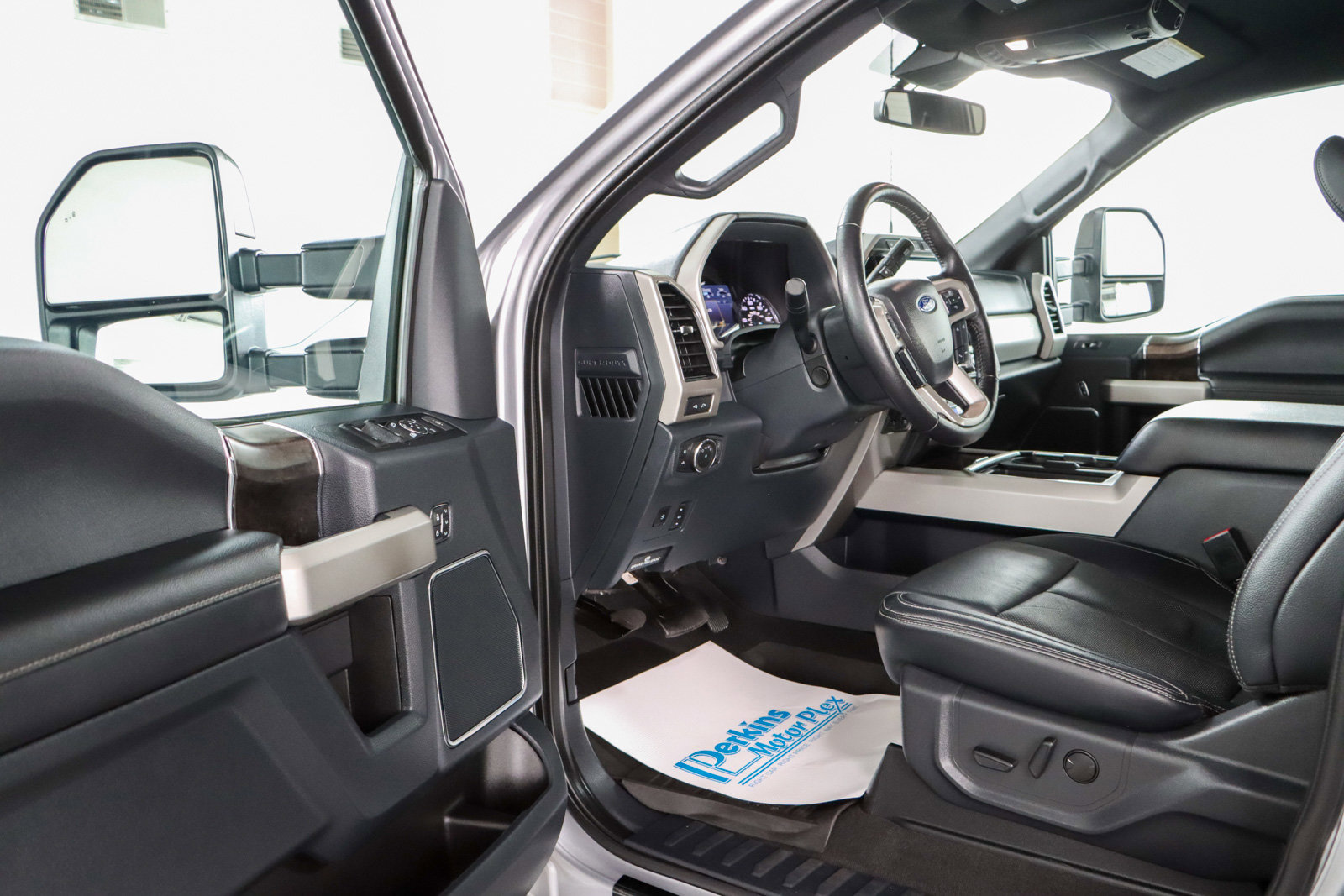 Used 2022 Ford F250 Lariat w/ Black Appearance Pkg image 3