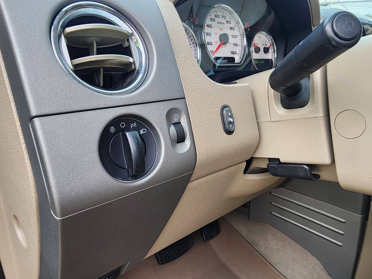 Used 2004 Ford F150 Lariat RWD image 28