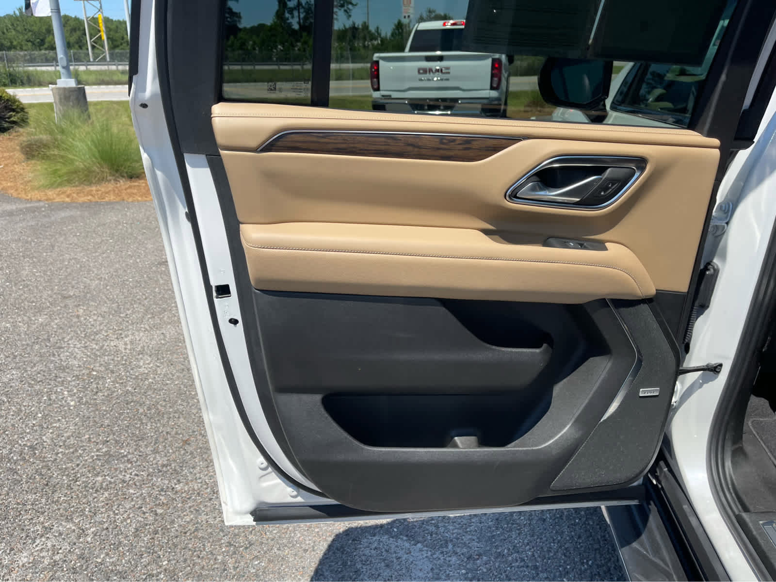 Used 2024 Chevrolet Suburban Premier AWD/4WD image 19