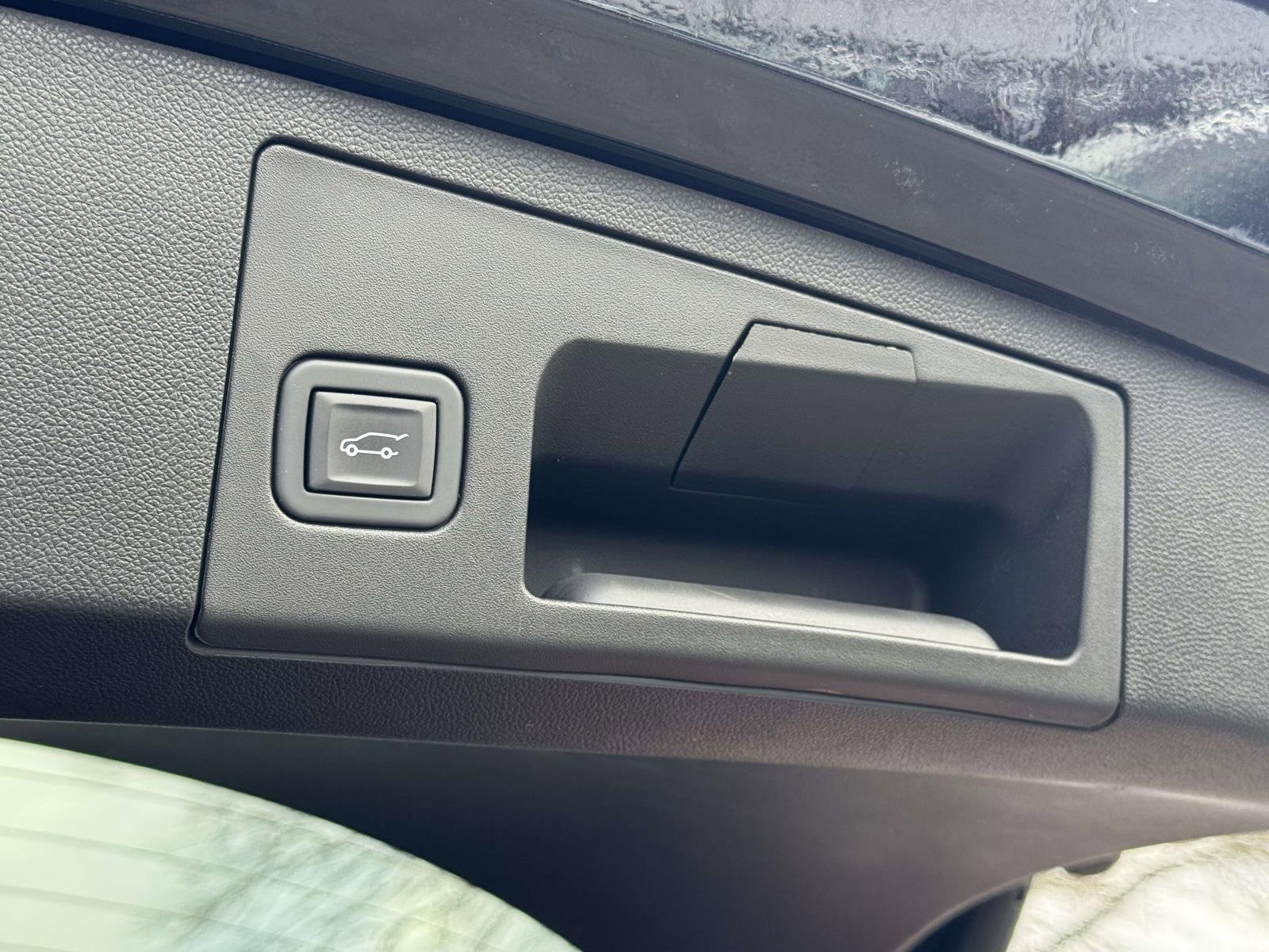 Used 2024 Cadillac XT4 Premium Luxury image 9