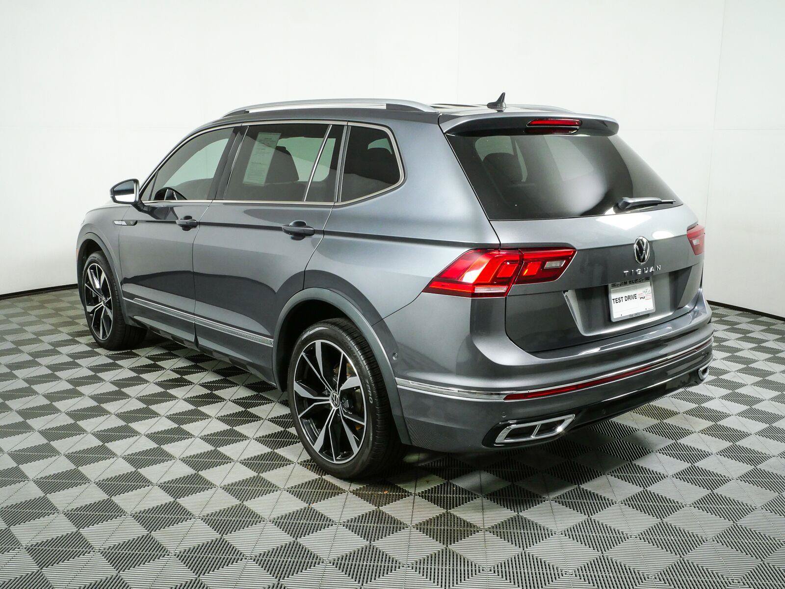 Used 2022 Volkswagen Tiguan SEL R-Line AWD/4WD image 30