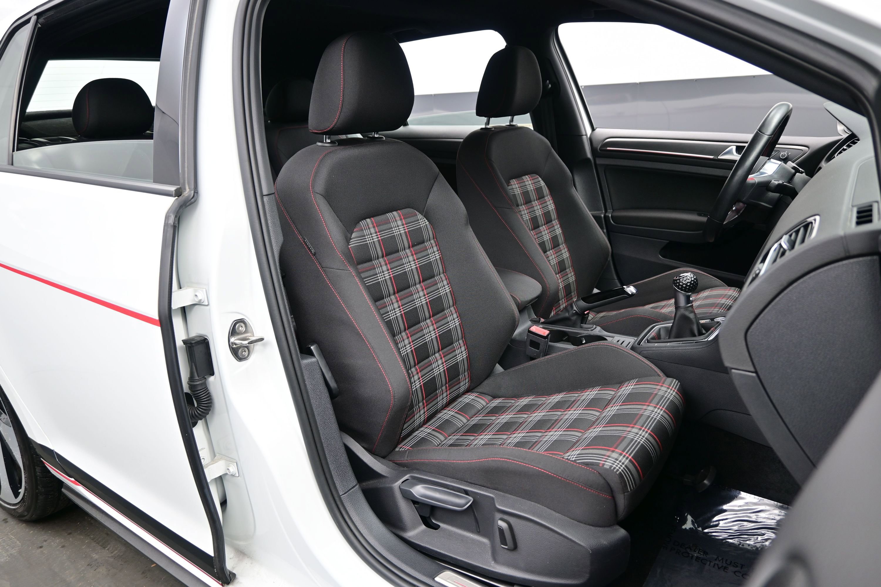 Used 2018 Volkswagen GTI SE FWD image 13