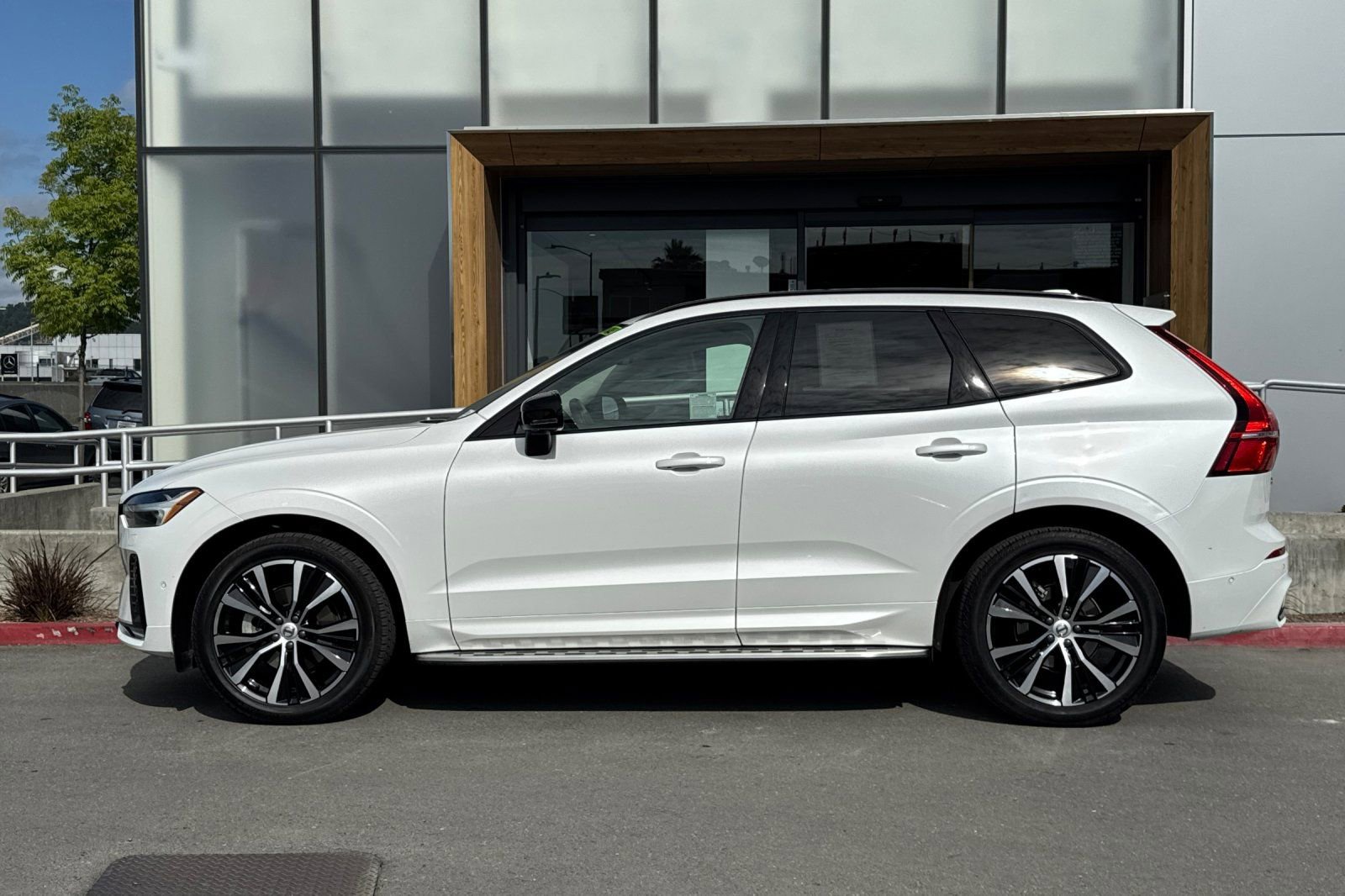 Certified 2023 Volvo XC60 B5 Plus w/ Protection Package Premier AWD/4WD image 6