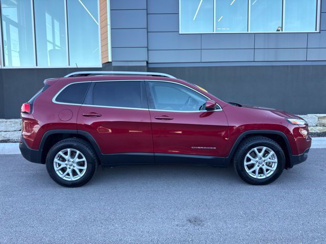 Used 2017 Jeep Cherokee Latitude AWD/4WD image 2
