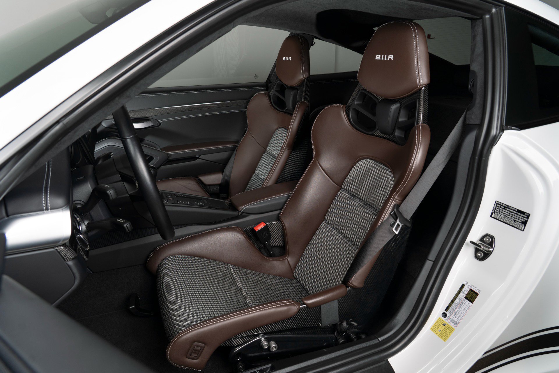 Used 2016 Porsche 911 R image 28