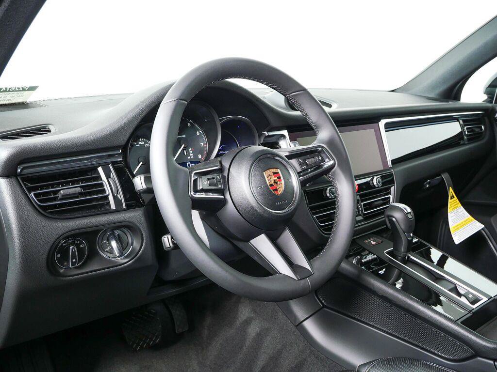 Certified 2026 Porsche Macan AWD/4WD image 4