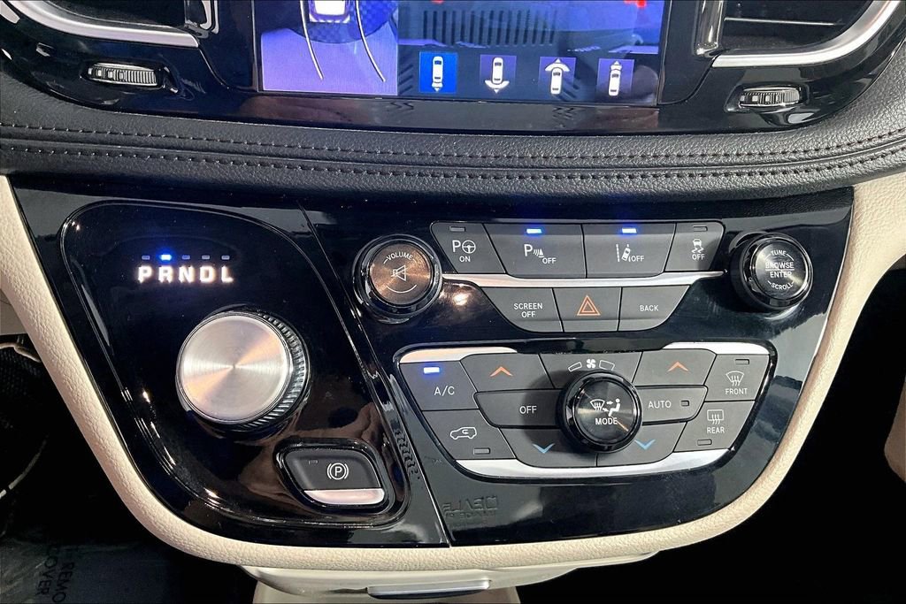 Used 2017 Chrysler Pacifica Limited w/ UConnect Theater Package FWD image 34