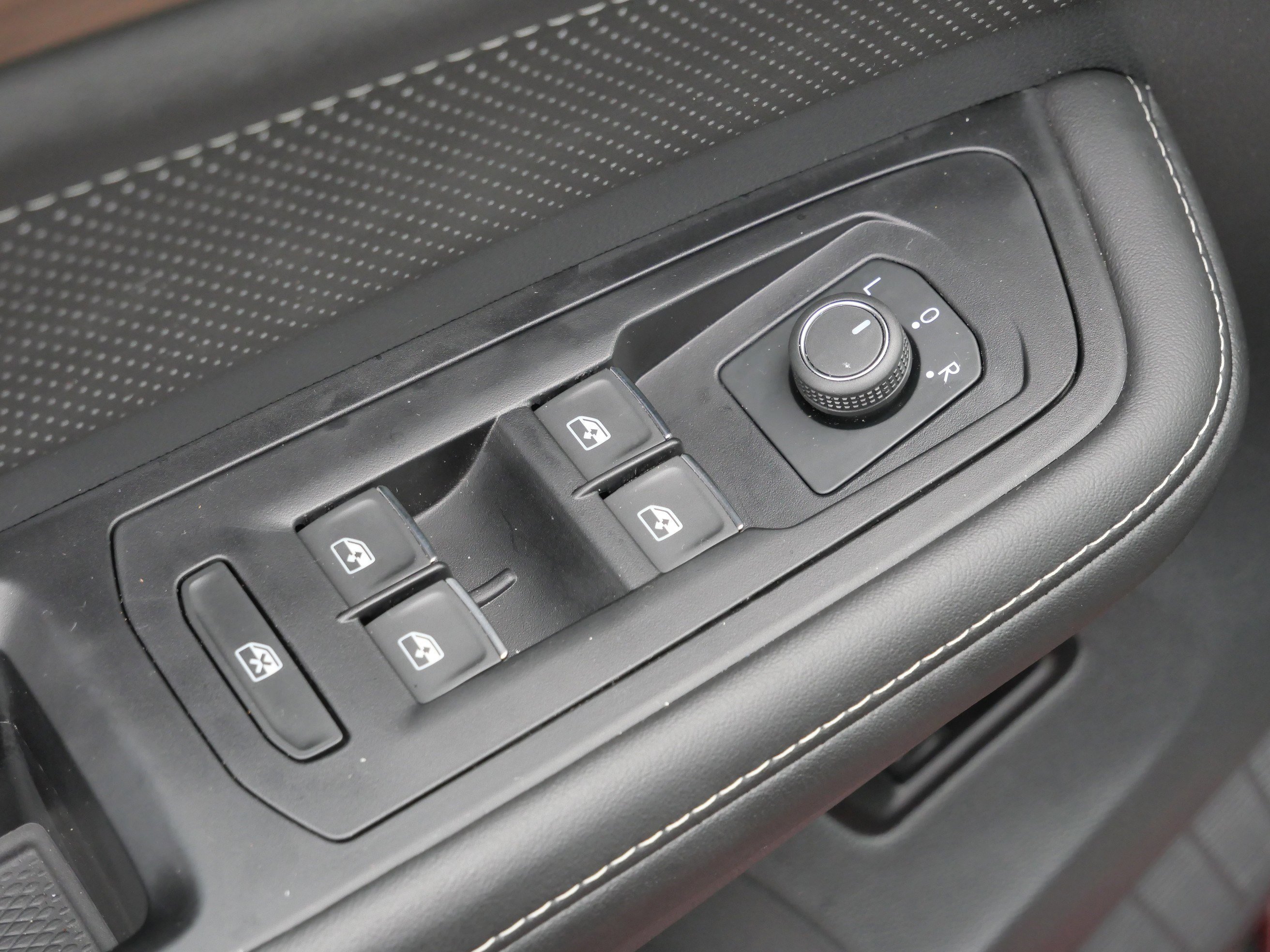 Certified 2024 Volkswagen Atlas SE w/ Black Wheel Package image 19