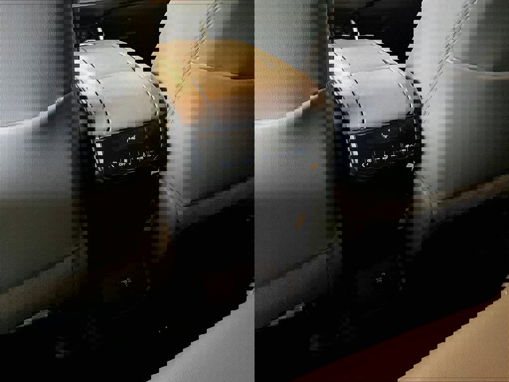 Used 2021 Toyota Highlander XLE image 28