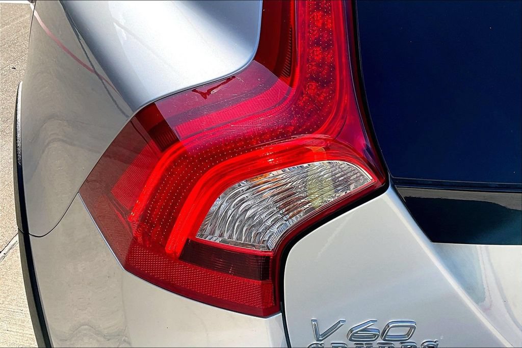 Used 2018 Volvo V60 T5 Cross Country AWD/4WD image 37