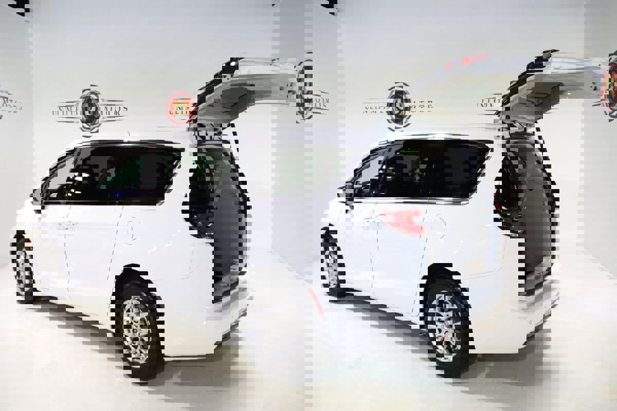 Used 2024 Chrysler Pacifica Touring-L image 26