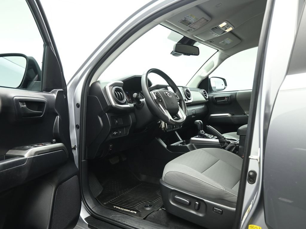 Used 2020 Toyota Tacoma SR5 AWD/4WD image 8