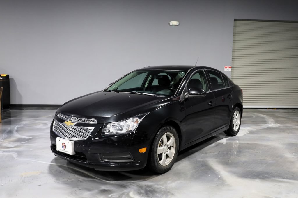 Used 2014 Chevrolet Cruze LT w/ Technology Package FWD image 3