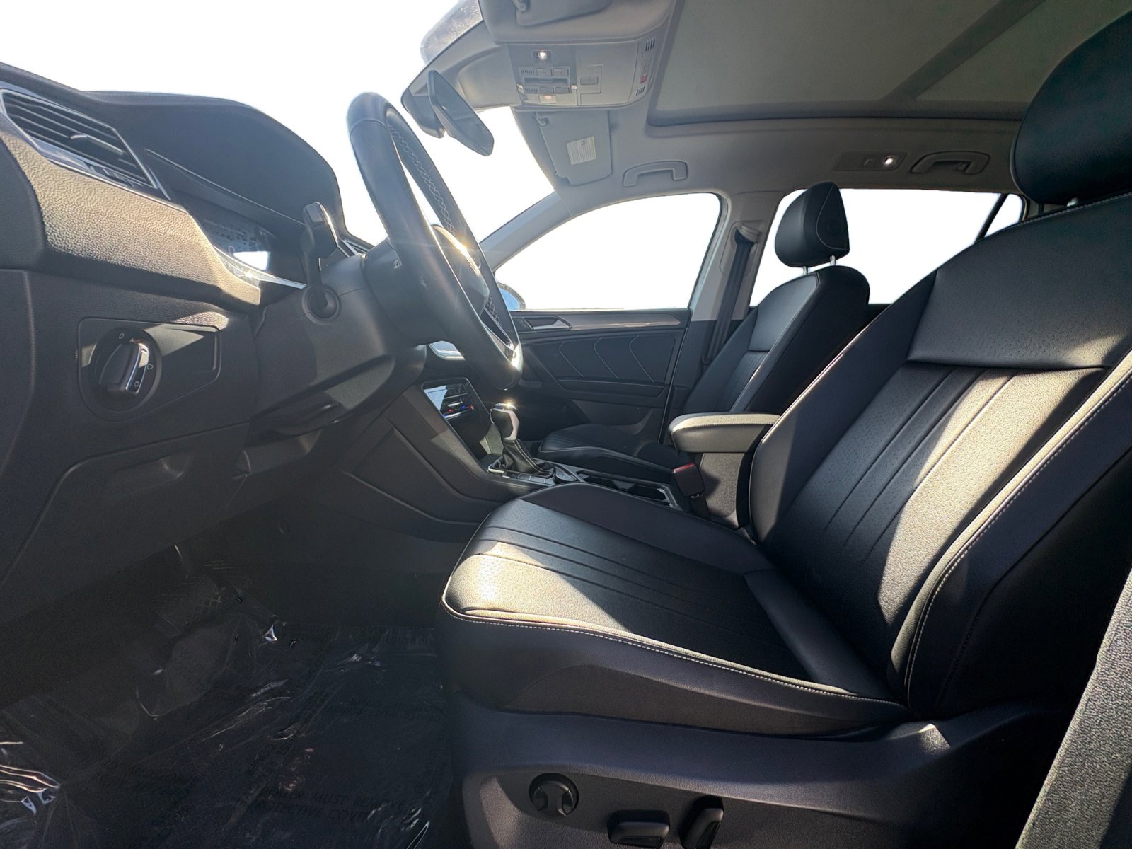 Certified 2024 Volkswagen Tiguan SE w/ Panoramic Sunroof Package image 2