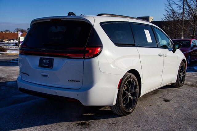 Used 2025 Chrysler Pacifica Limited image 5
