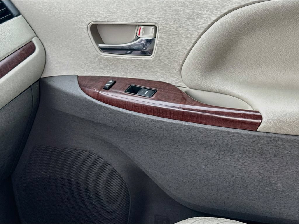 Used 2014 Toyota Sienna XLE FWD image 18