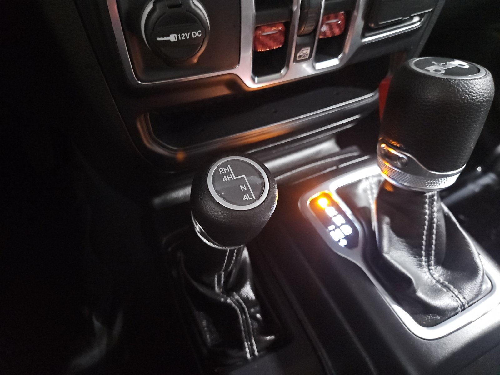 Used 2018 Jeep Wrangler Unlimited Sahara w/ Uconnect 4C Nav & Sound Group AWD/4WD image 24