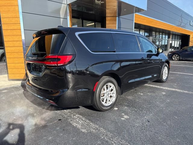 Used 2024 Chrysler Pacifica Touring-L image 27