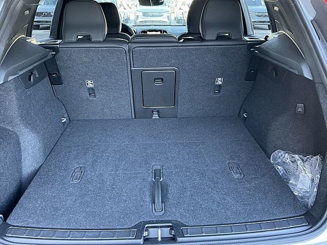 Certified 2025 Volvo XC40 B5 Plus image 18