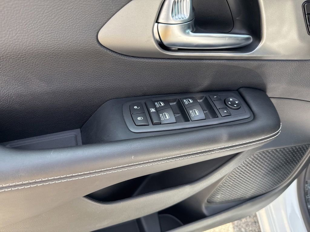 New 2027 Chrysler Pacifica Select FWD image 16