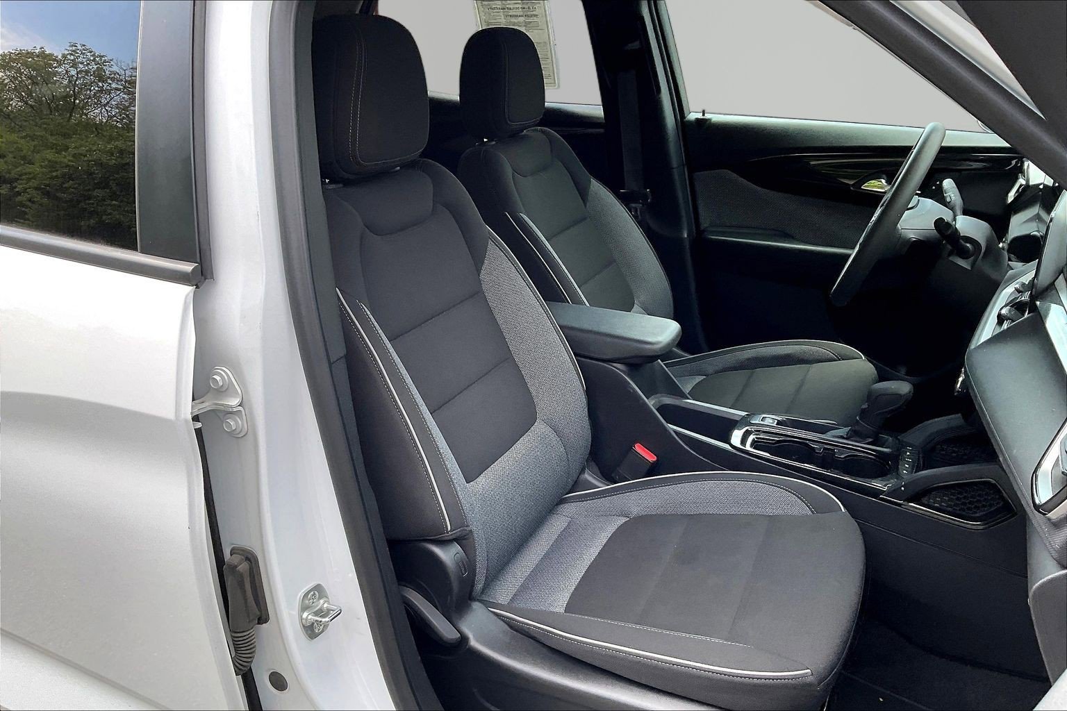 Used 2025 Chevrolet TrailBlazer LT FWD image 28