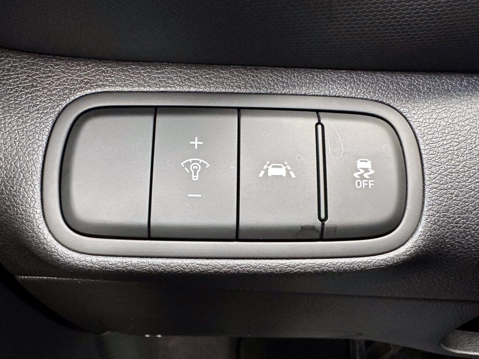 Used 2022 Hyundai Venue Limited FWD image 14