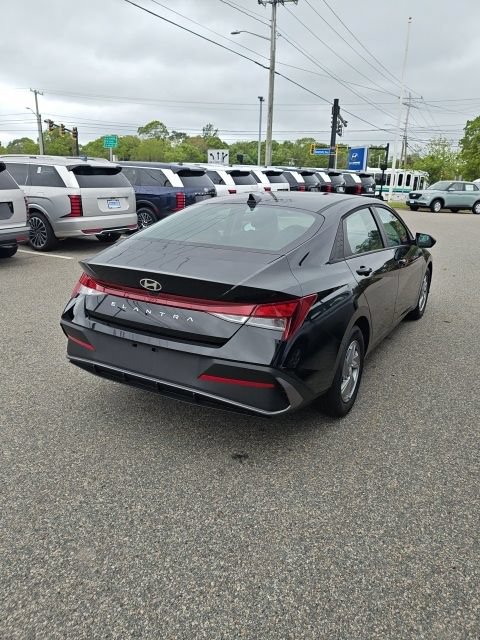 Certified 2026 Hyundai Elantra SE FWD image 10