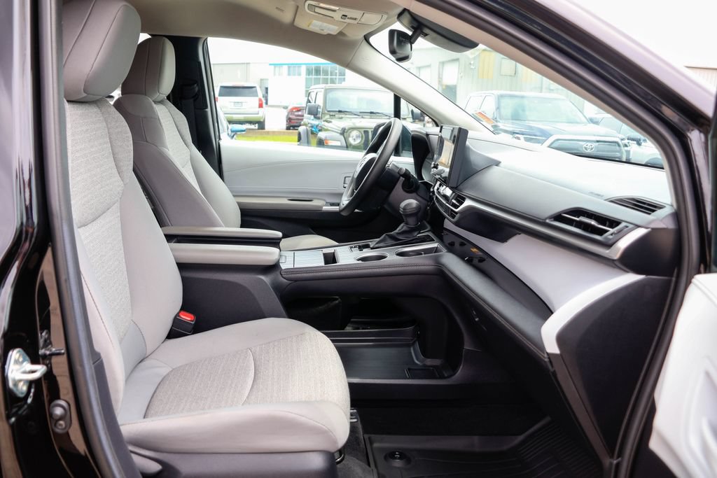 Used 2026 Toyota Sienna LE FWD image 10