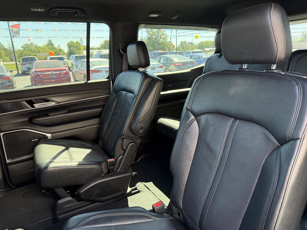 Used 2024 Jeep Wagoneer Series II AWD/4WD image 18