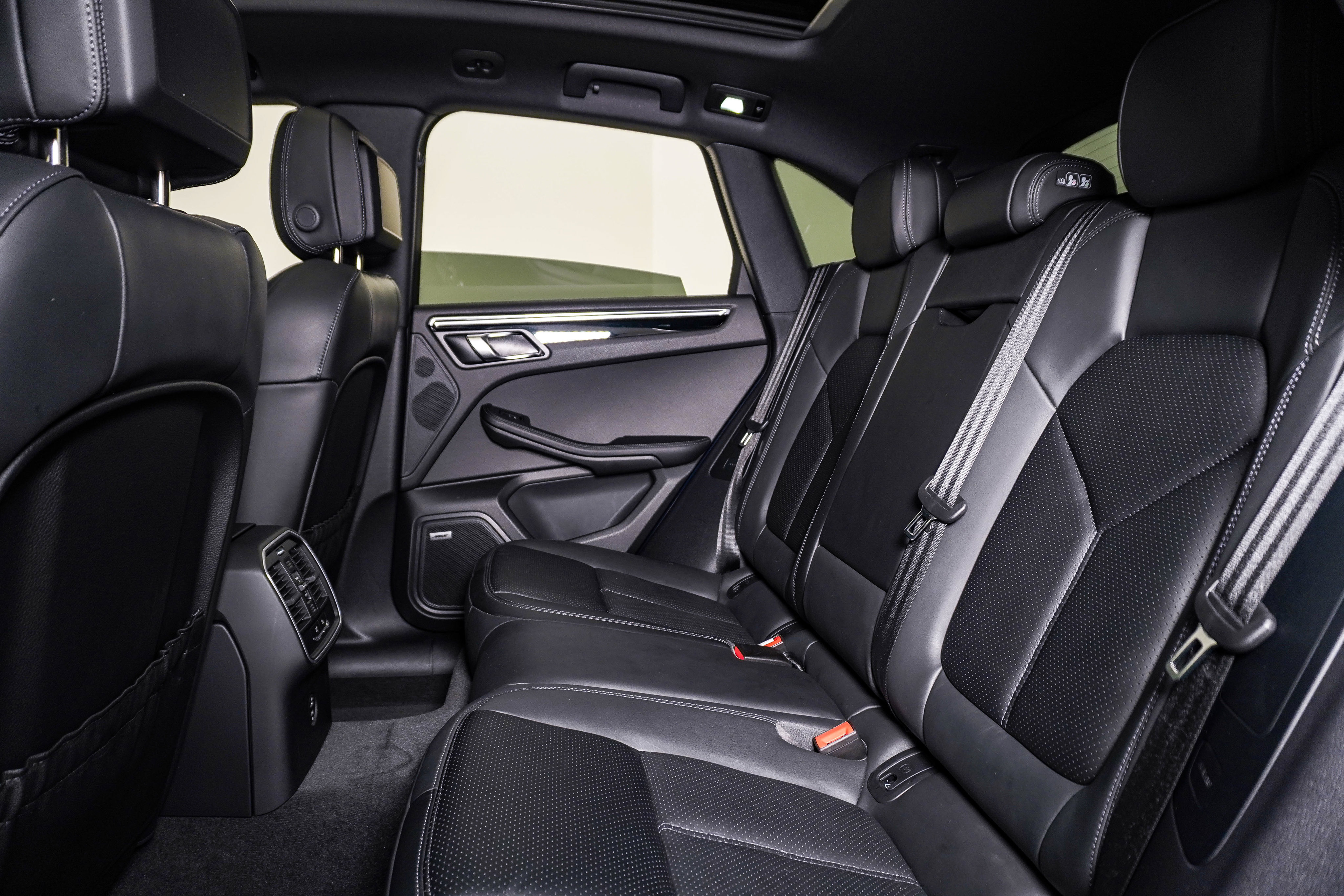 Certified 2026 Porsche Macan AWD/4WD image 17