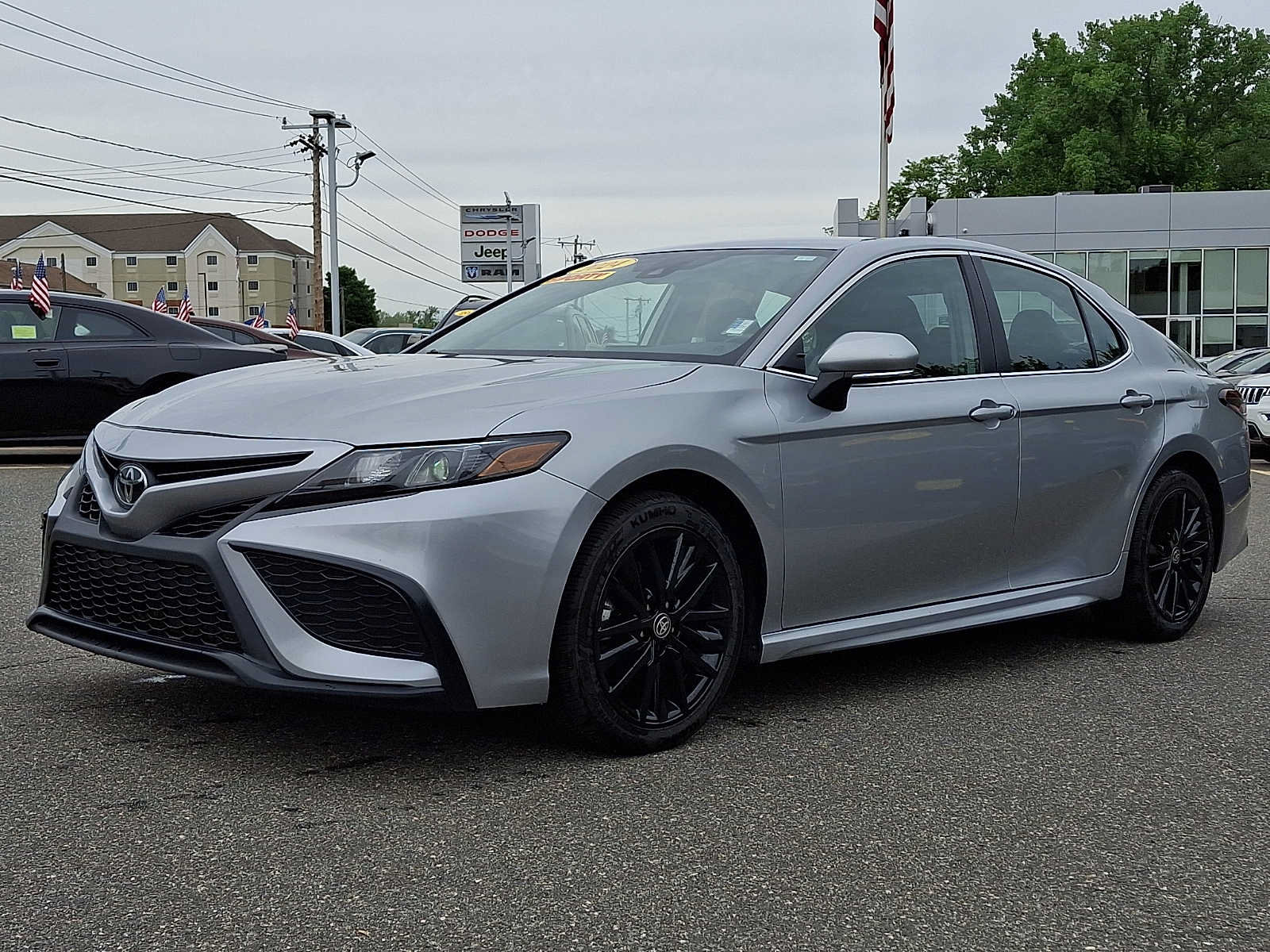 Used 2024 Toyota Camry SE FWD image 3
