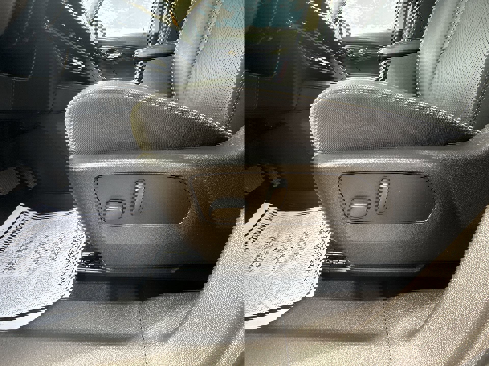 Used 2023 Buick Envision Essence image 18