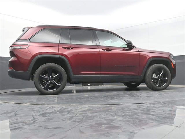 Used 2025 Jeep Grand Cherokee Limited w/ Luxury Tech Group II image 42