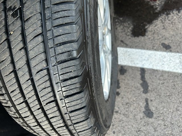 Used 2023 Chrysler Voyager LX image 4