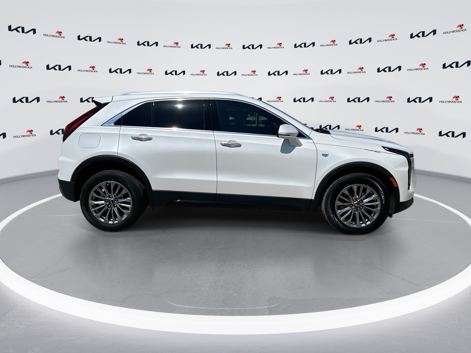 Used 2024 Cadillac XT4 Premium Luxury w/ Technology Package FWD image 9