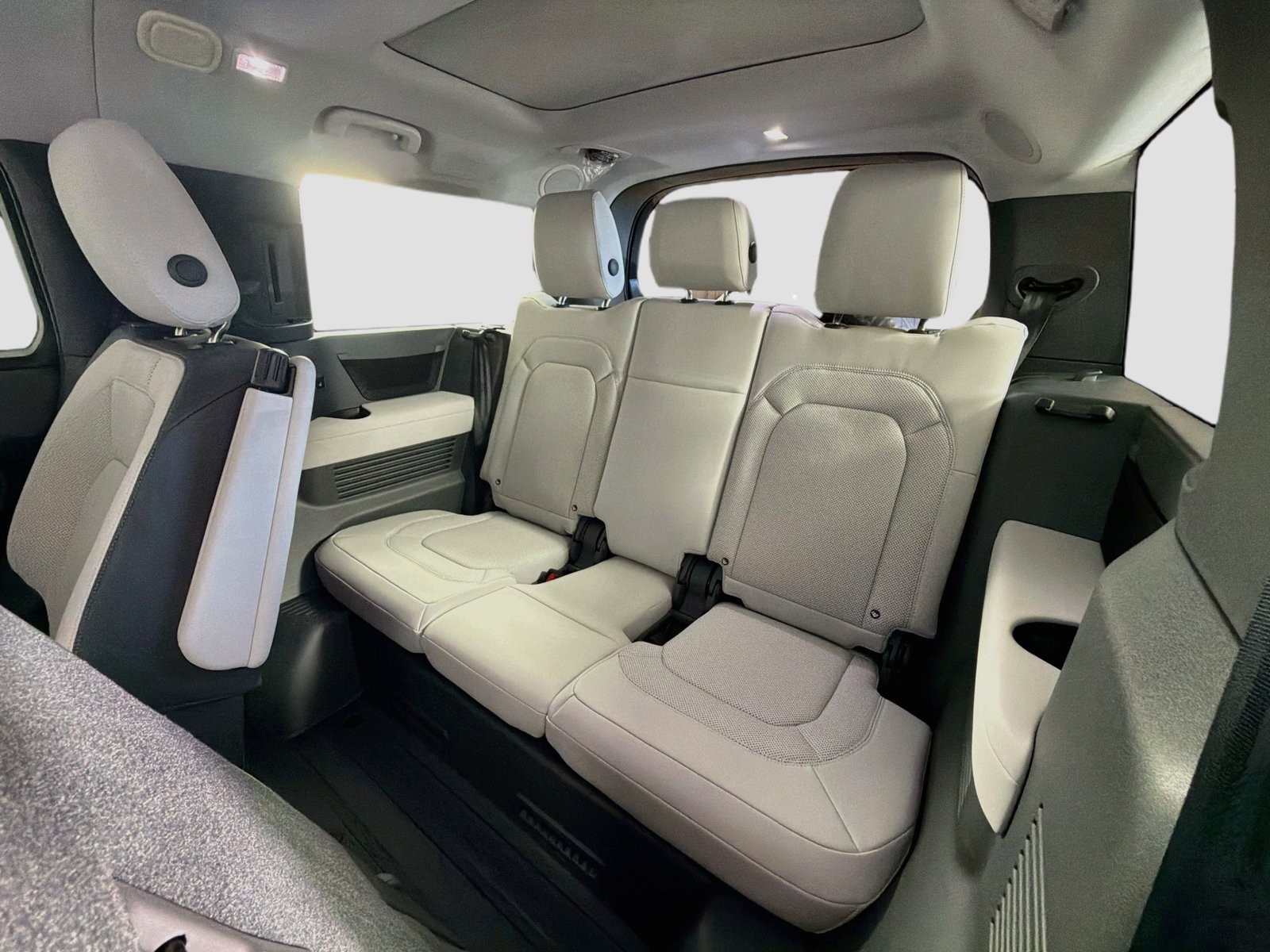 Certified 2025 Land Rover Defender 130 X-Dynamic SE AWD/4WD image 27