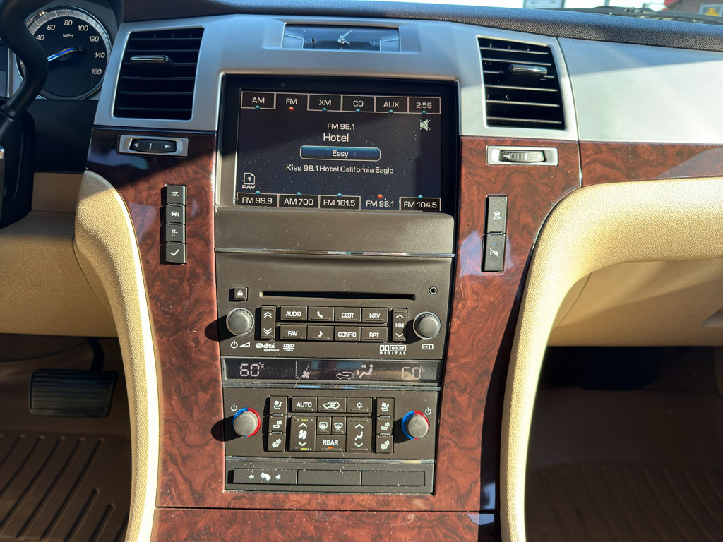 Used 2011 Cadillac Escalade Luxury image 25