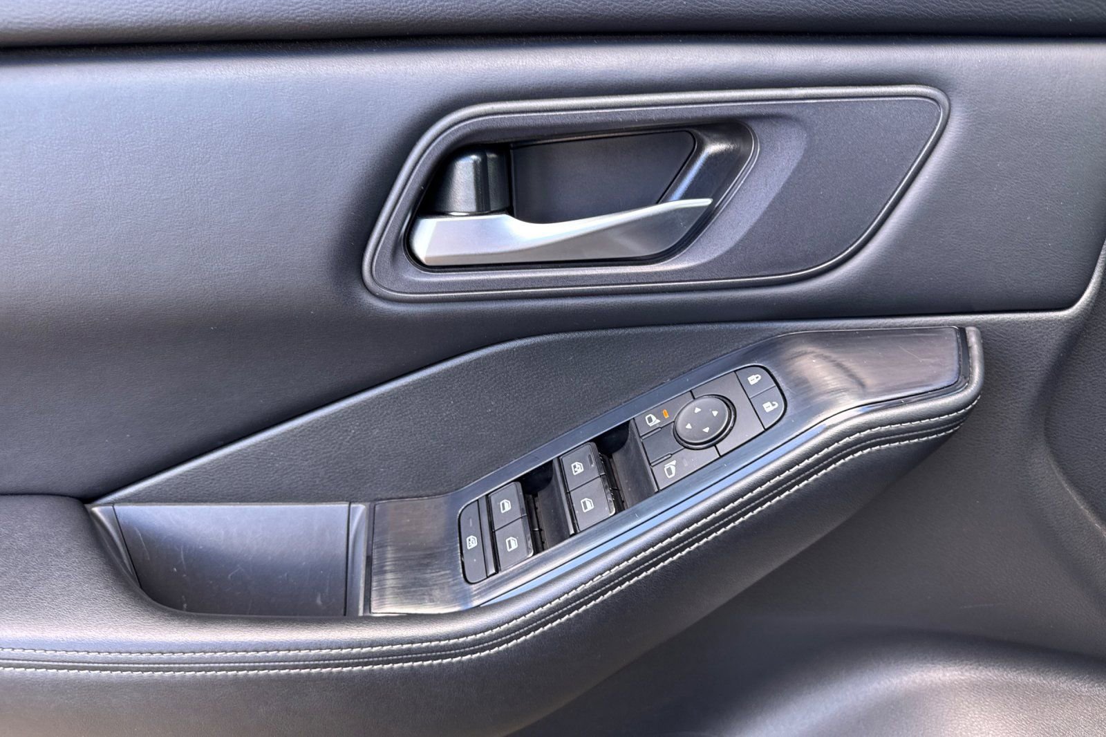 Used 2024 Nissan Rogue SV image 10