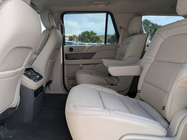 Used 2018 Lincoln Navigator Select image 19