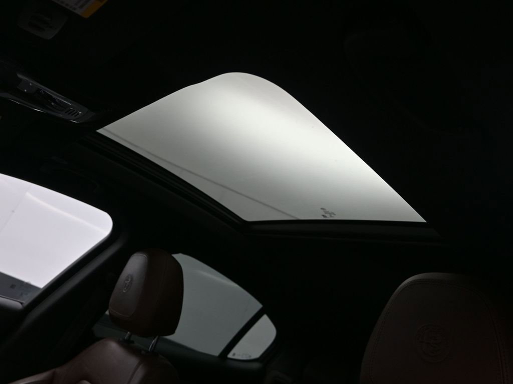 Used 2018 Alfa Romeo Stelvio Ti Sport image 28